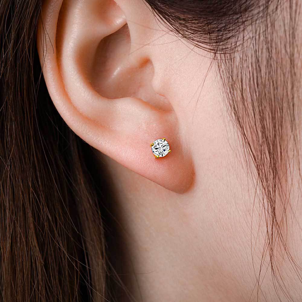 High-quality, simple and elegant men's and women's earrings featuring 925 silver round moissanite four-prong stud earrings from Europe and America